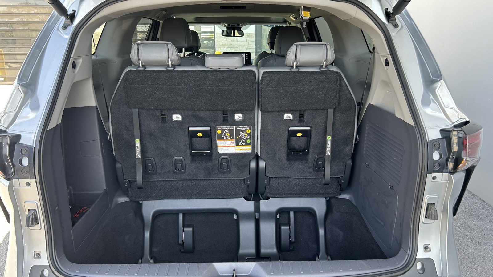 Used 2023 Toyota Sienna XLE FWD image 12