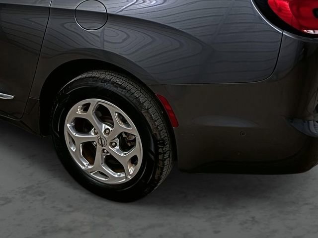 Used 2021 Chrysler Pacifica Limited w/ Premium & Safety Sphere Group image 9