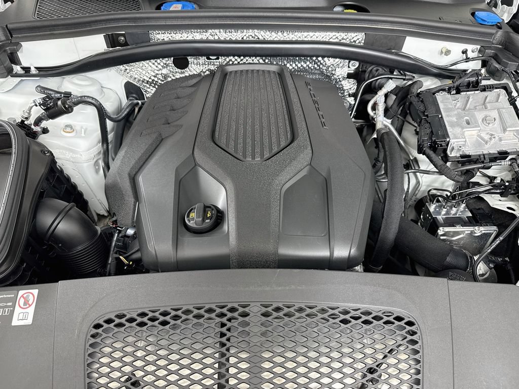 Certified 2025 Porsche Macan AWD/4WD image 32