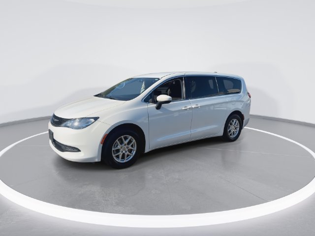 Used 2021 Chrysler Voyager LX FWD image 4