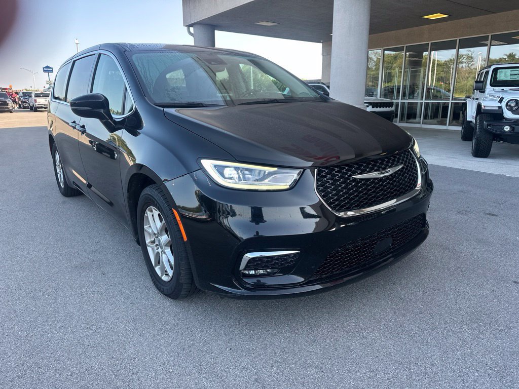 Used 2024 Chrysler Pacifica Touring-L FWD image 3