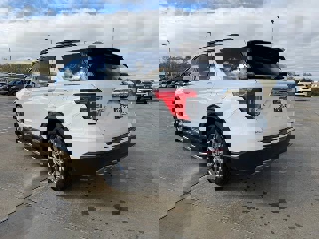Used 2022 Ford Explorer XLT w/ Equipment Group 202A image 3