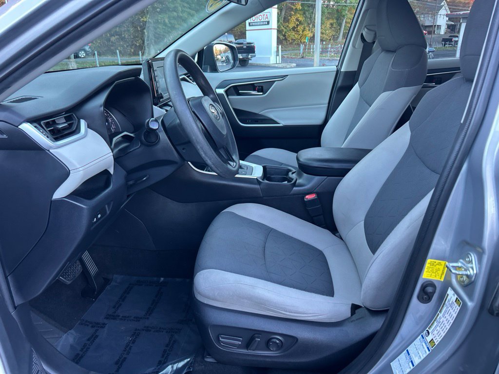 Used 2020 Toyota RAV4 XLE w/ Carpet Mat Package AWD/4WD image 9