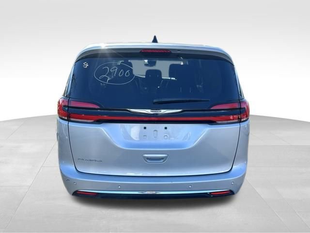Used 2024 Chrysler Pacifica Touring-L image 6