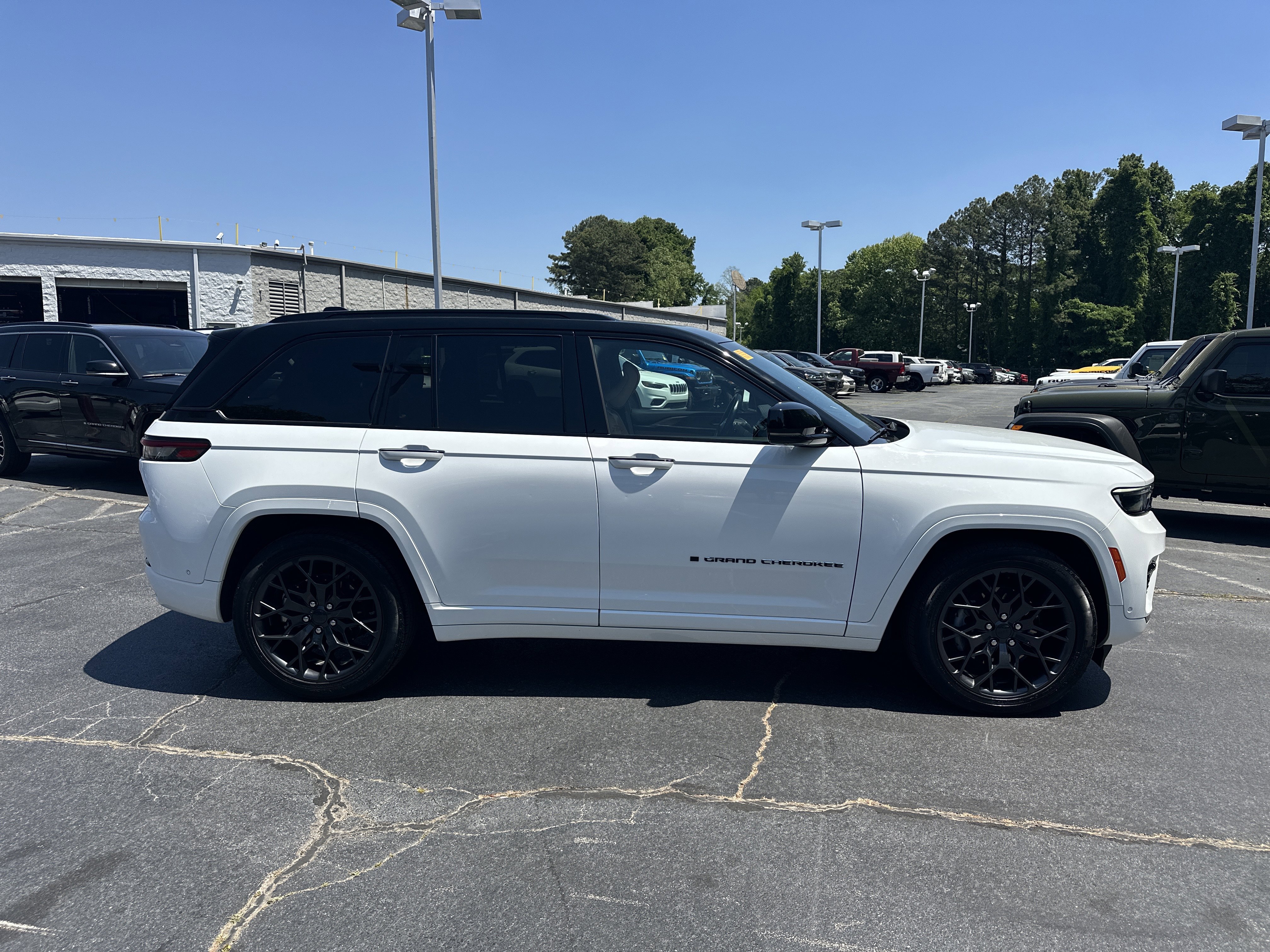 Used 2023 Jeep Grand Cherokee Summit w/ Advanced Protech Group IV AWD/4WD image 10