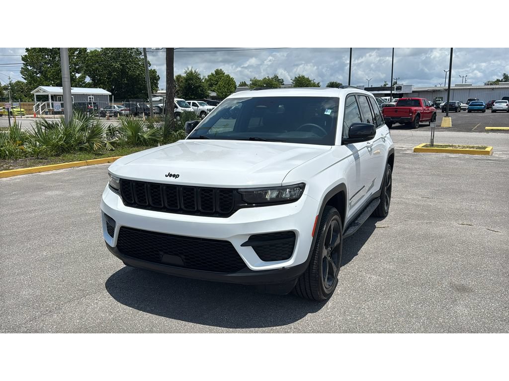 Used 2023 Jeep Grand Cherokee Altitude AWD/4WD image 2