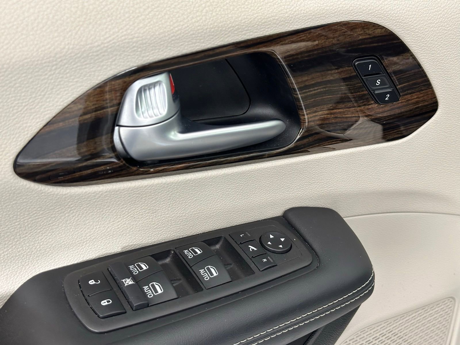 Used 2024 Chrysler Pacifica Limited image 40