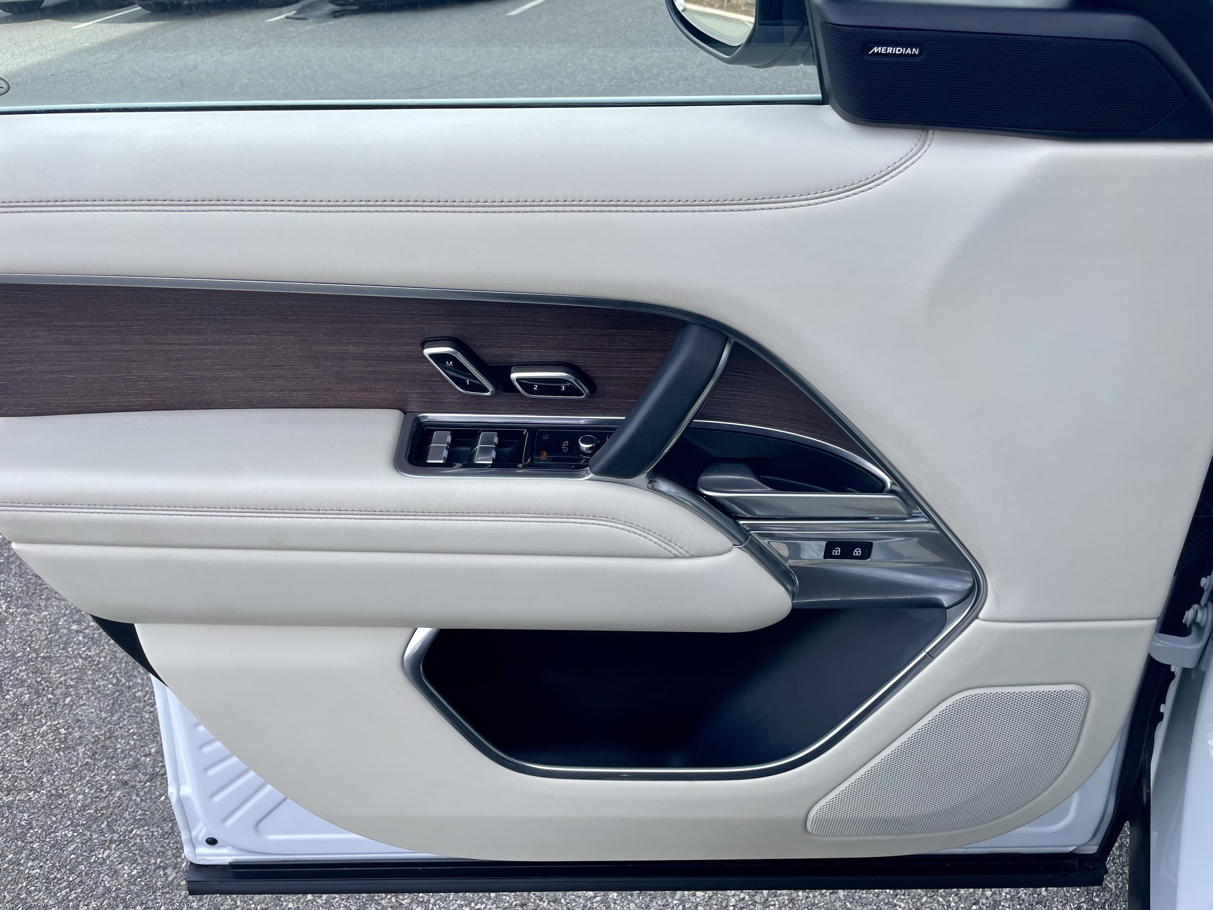 Certified 2023 Land Rover Range Rover SE image 12