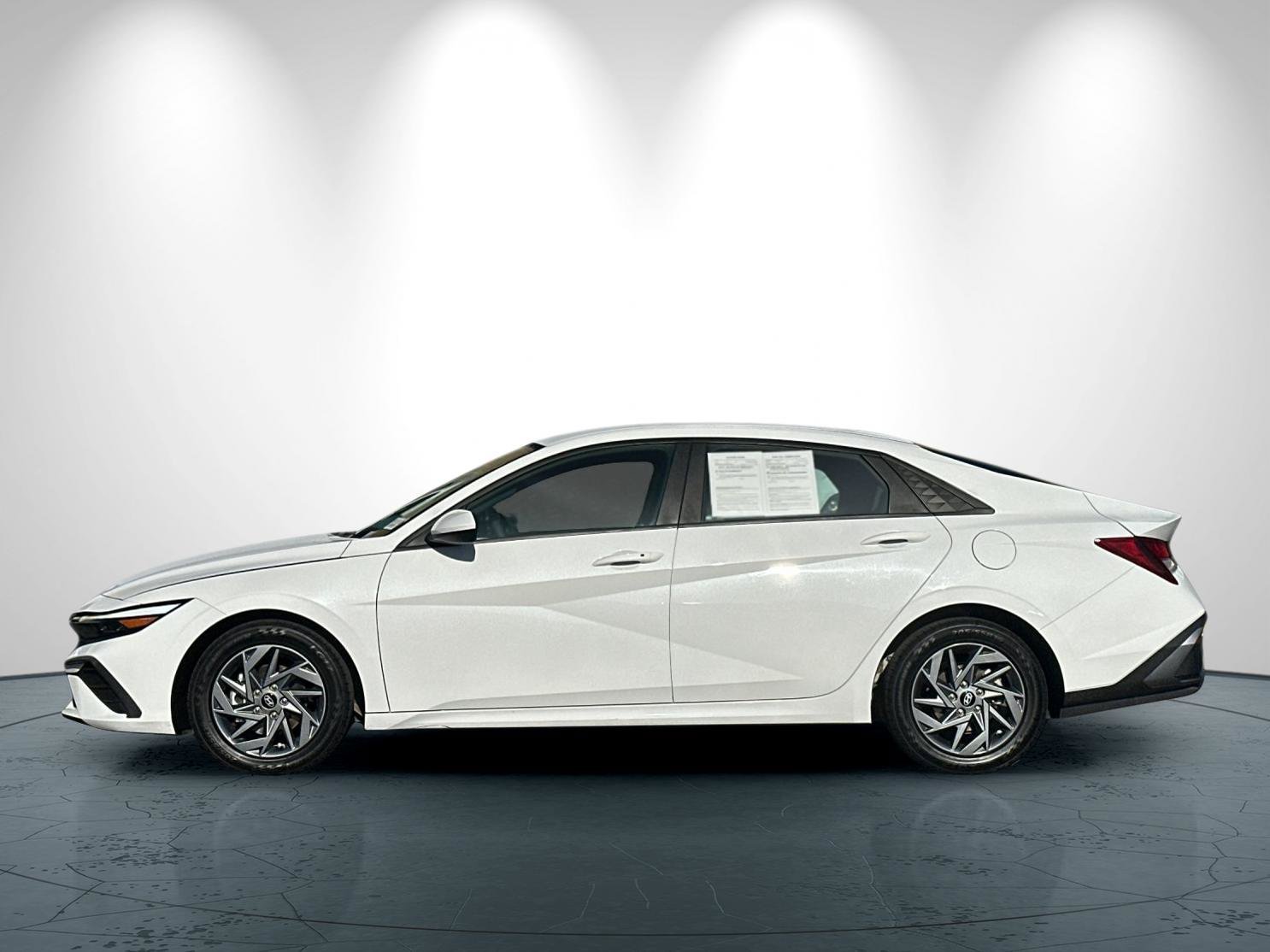 Used 2024 Hyundai Elantra SEL FWD image 7