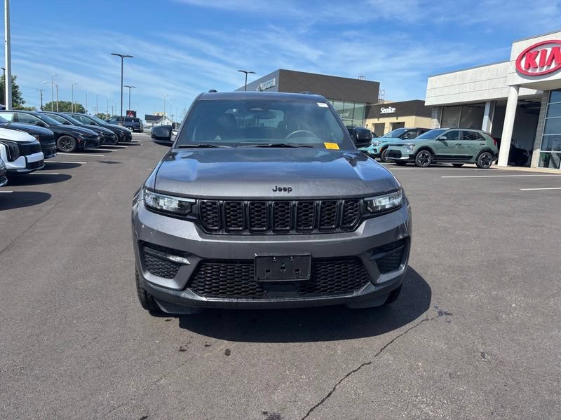 Used 2023 Jeep Grand Cherokee Altitude AWD/4WD image 2