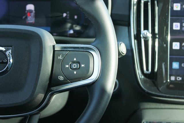Used 2025 Volvo XC40 B5 Plus image 28