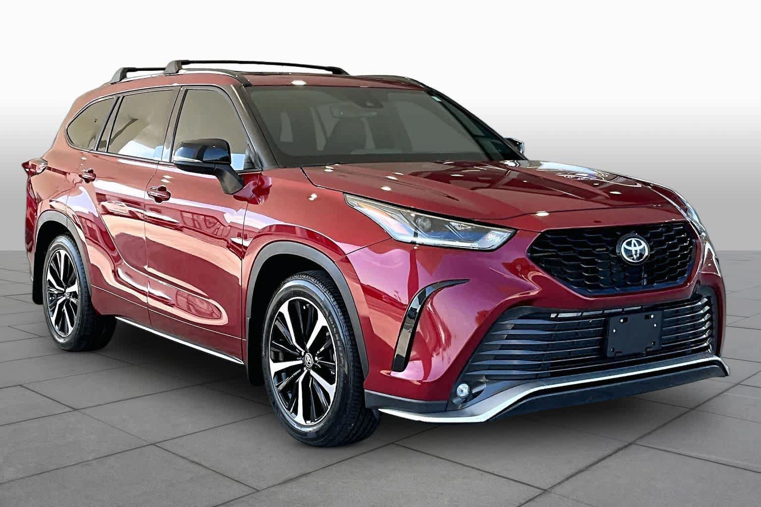 Used 2022 Toyota Highlander XSE FWD image 2