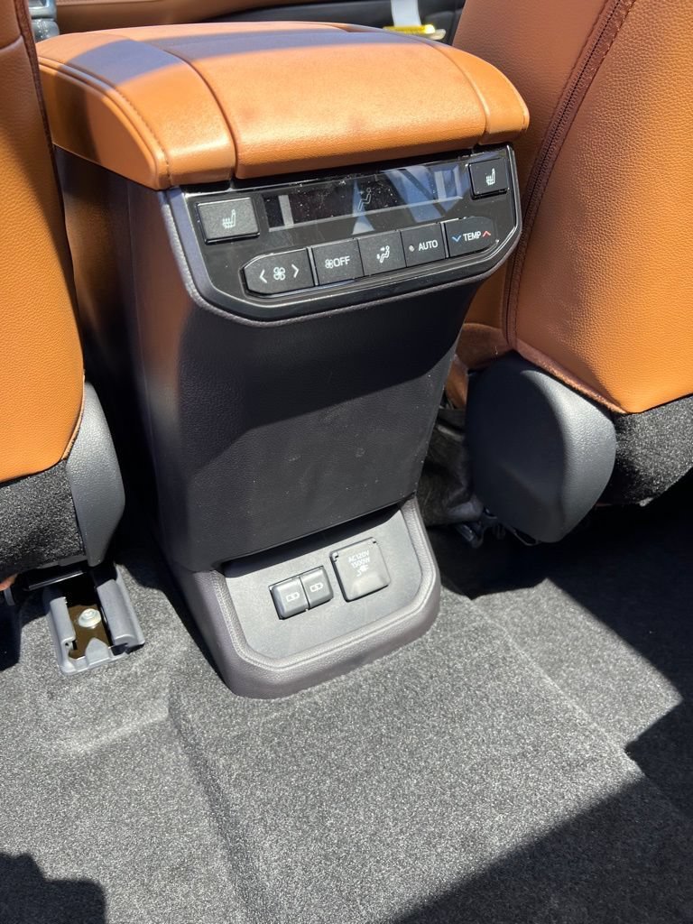 New 2026 Toyota Highlander Platinum AWD/4WD image 17