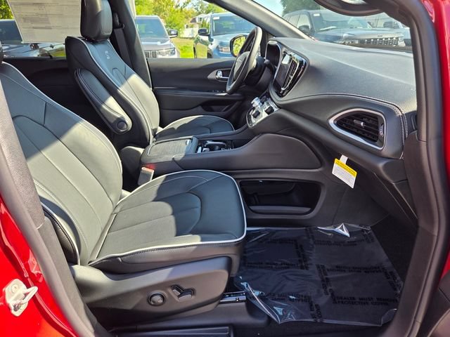 New 2027 Chrysler Pacifica Limited w/ S Appearance Package FWD image 15