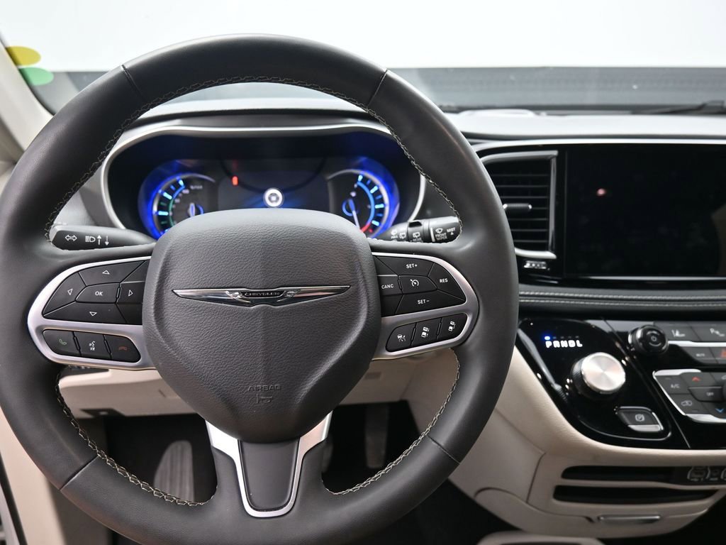Used 2023 Chrysler Pacifica Touring-L FWD image 16
