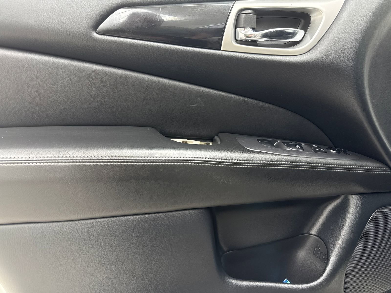 Used 2020 Nissan Pathfinder SV FWD image 36