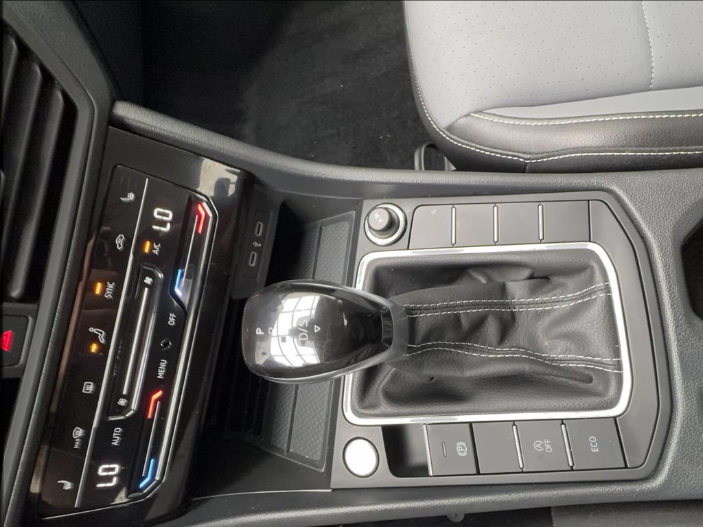 Used 2025 Volkswagen Jetta SE FWD image 42