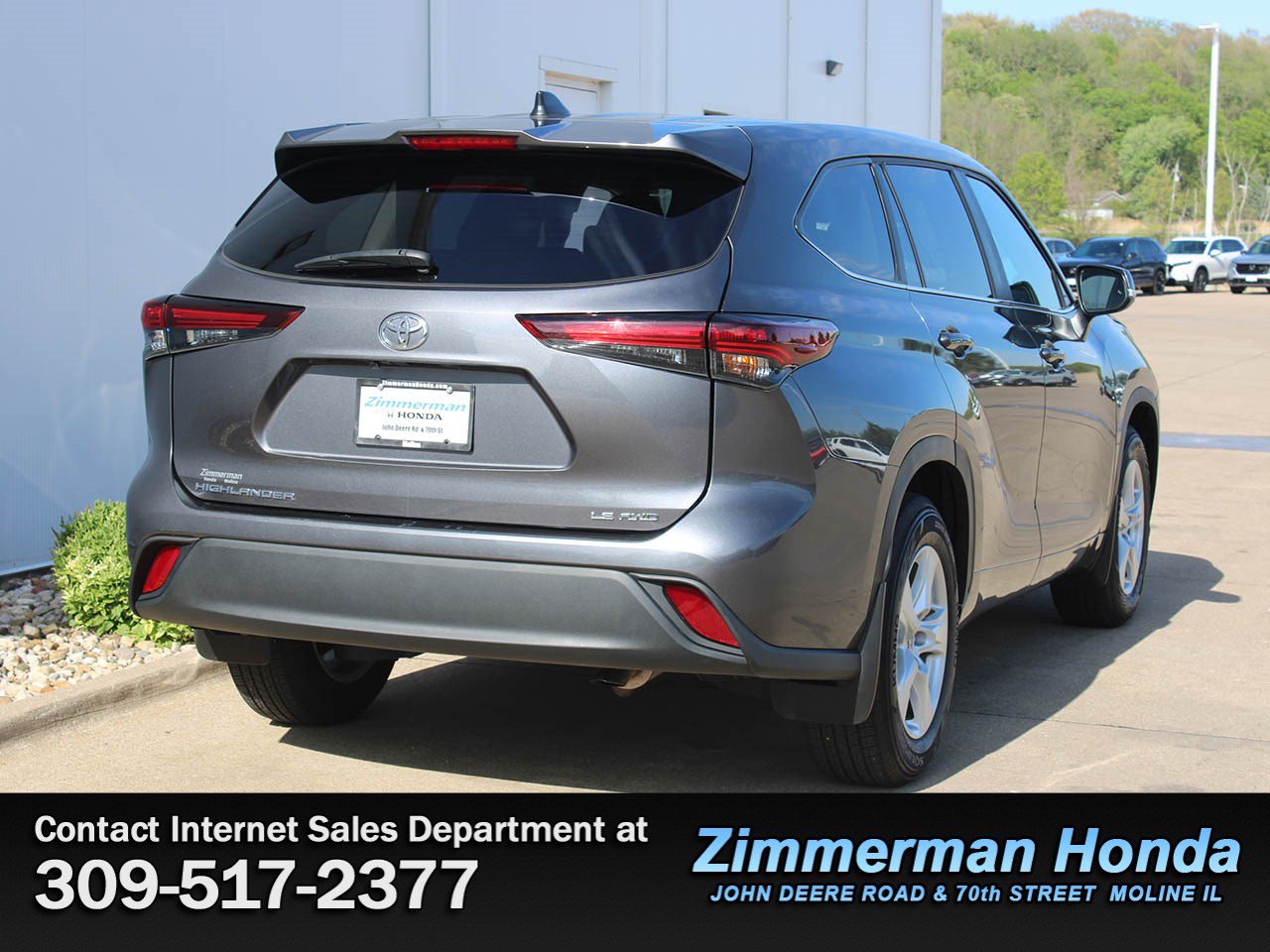 Used 2024 Toyota Highlander LE AWD/4WD image 2