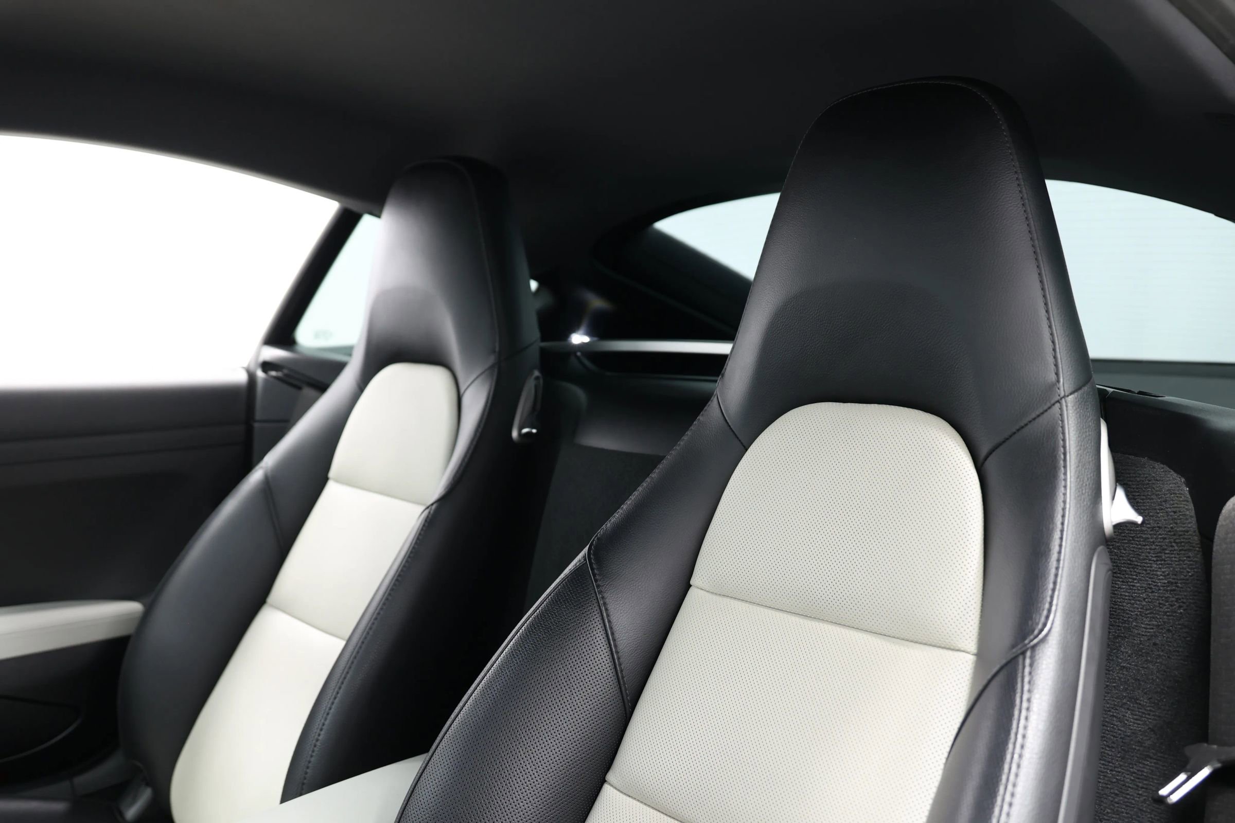 Used 2021 Porsche 718 Cayman RWD image 17