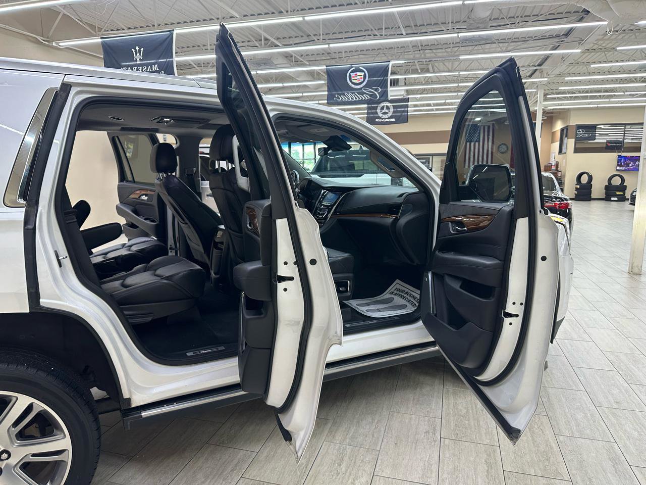 Used 2018 Cadillac Escalade Premium Luxury RWD image 11