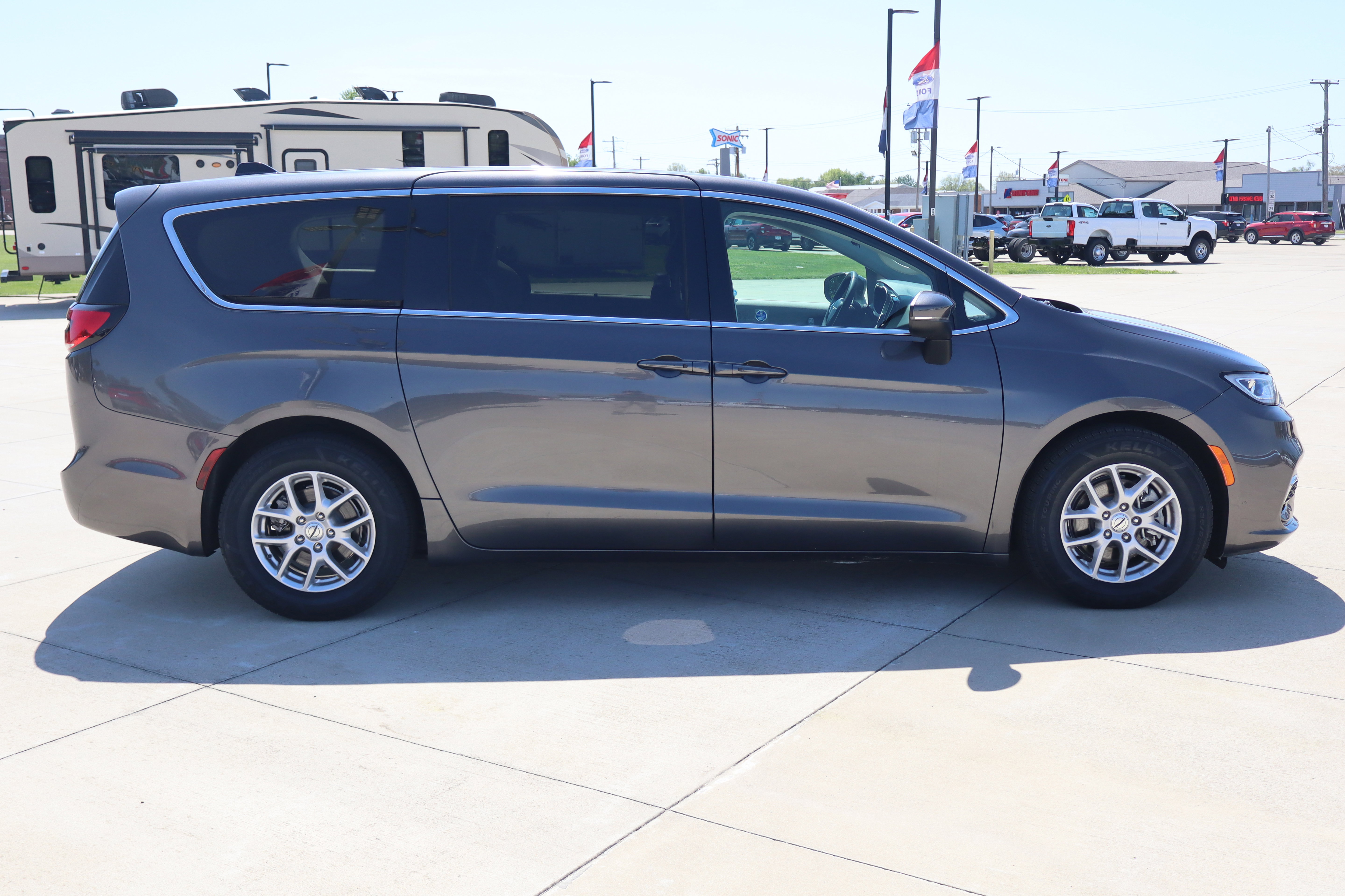 Used 2023 Chrysler Pacifica Touring-L FWD image 5