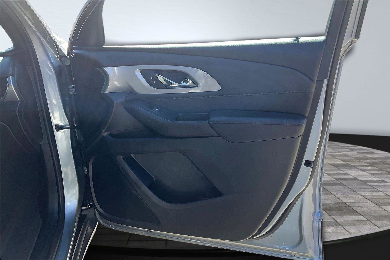 Used 2023 Chevrolet Traverse LT image 25