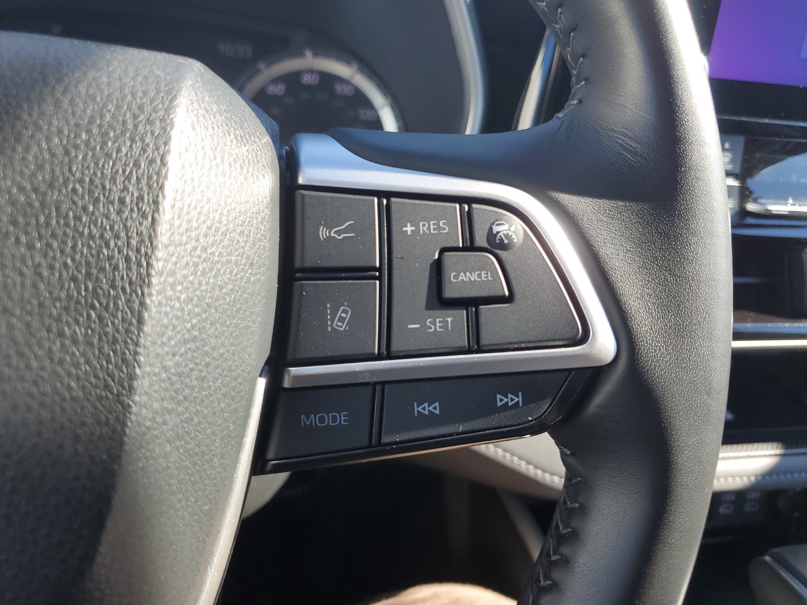 Used 2024 Toyota Highlander XLE AWD/4WD image 25