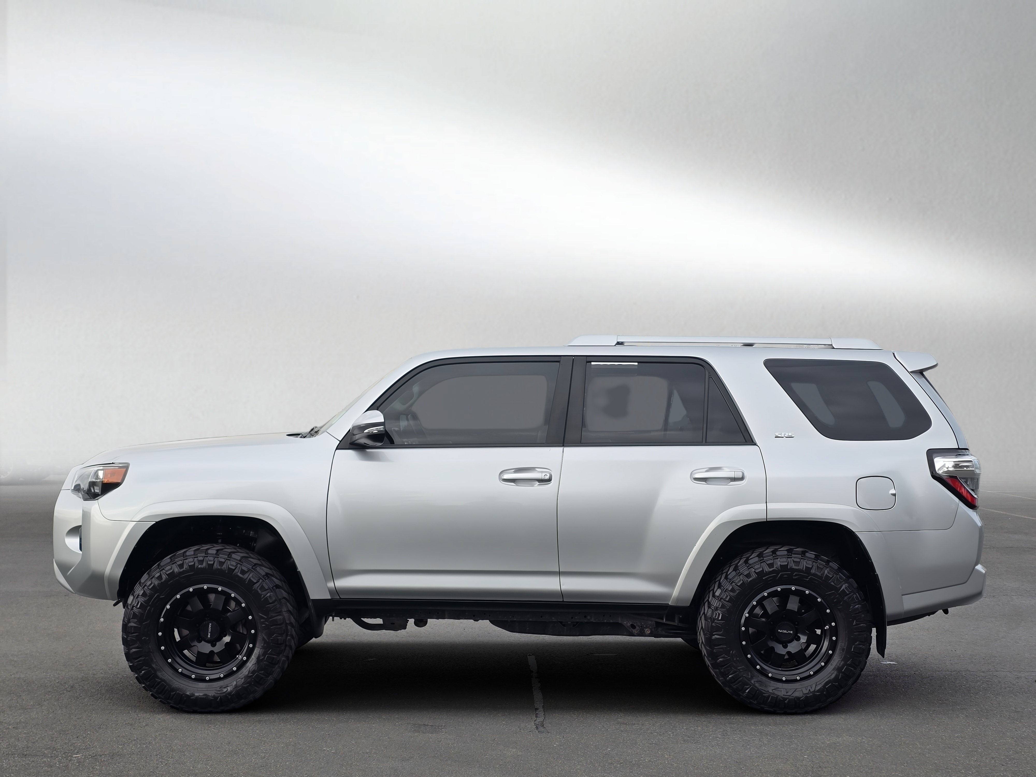 Used 2018 Toyota 4Runner SR5 Premium AWD/4WD image 2