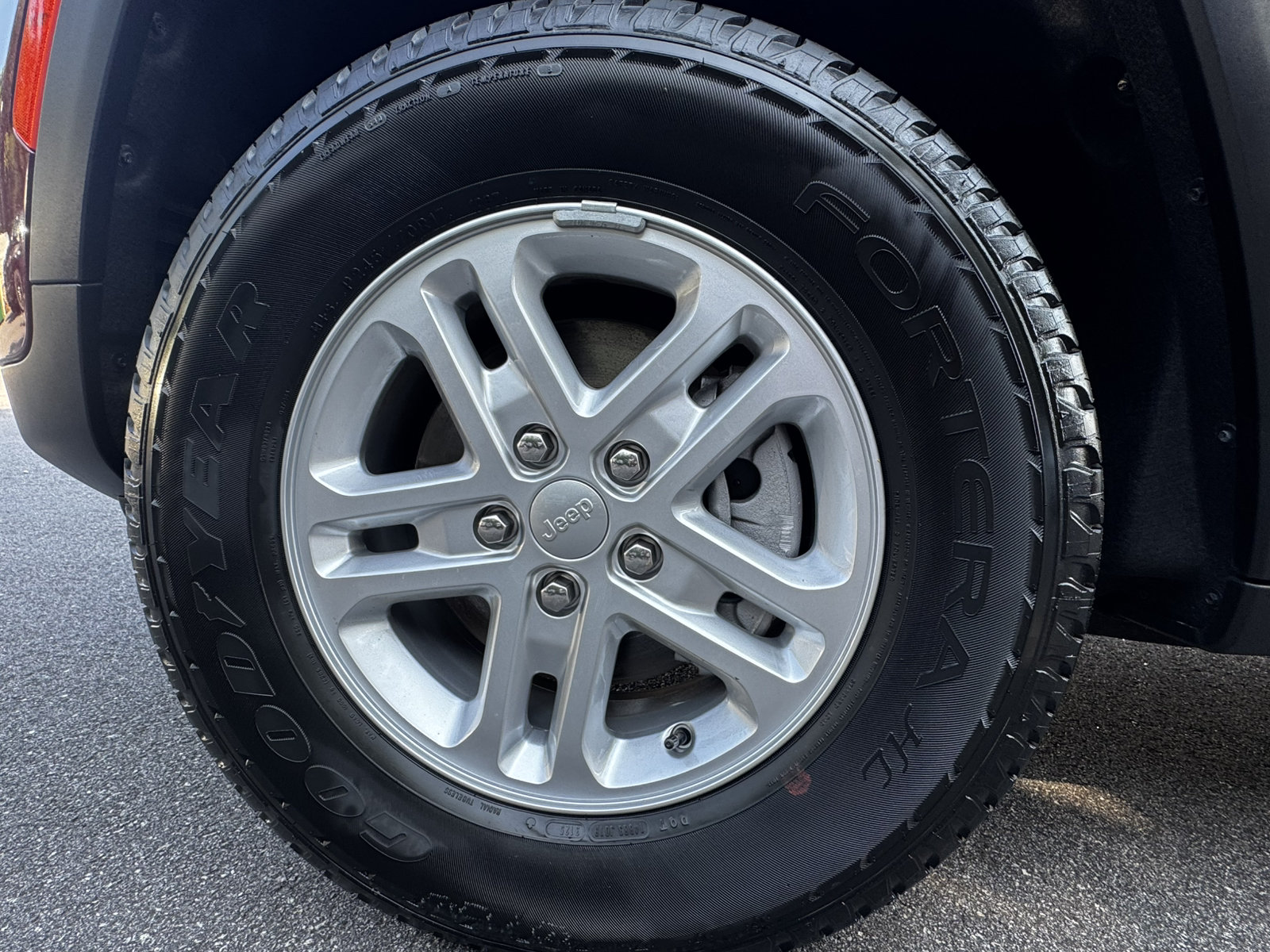 Used 2025 Jeep Grand Cherokee Laredo RWD image 13