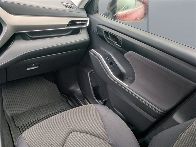 Used 2023 Toyota Highlander L image 18