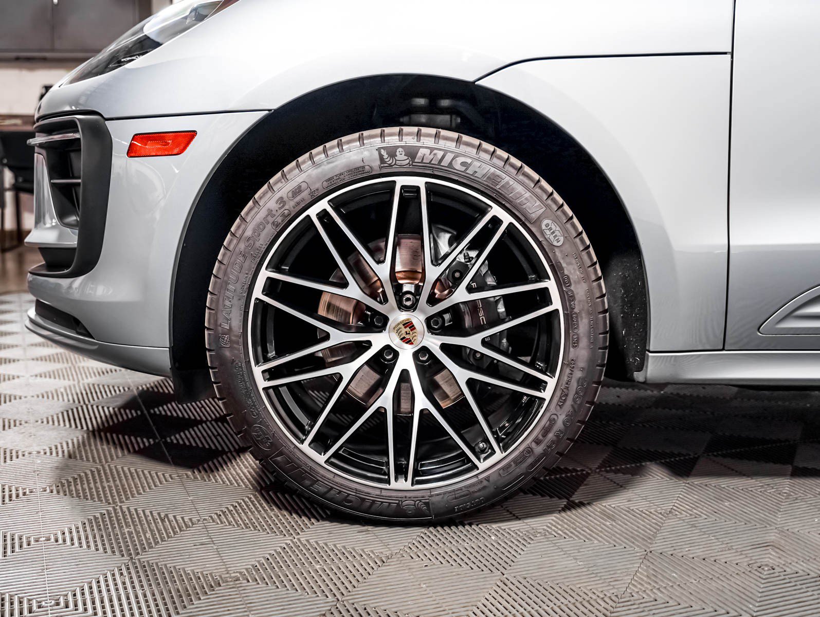 Certified 2023 Porsche Macan AWD/4WD image 14