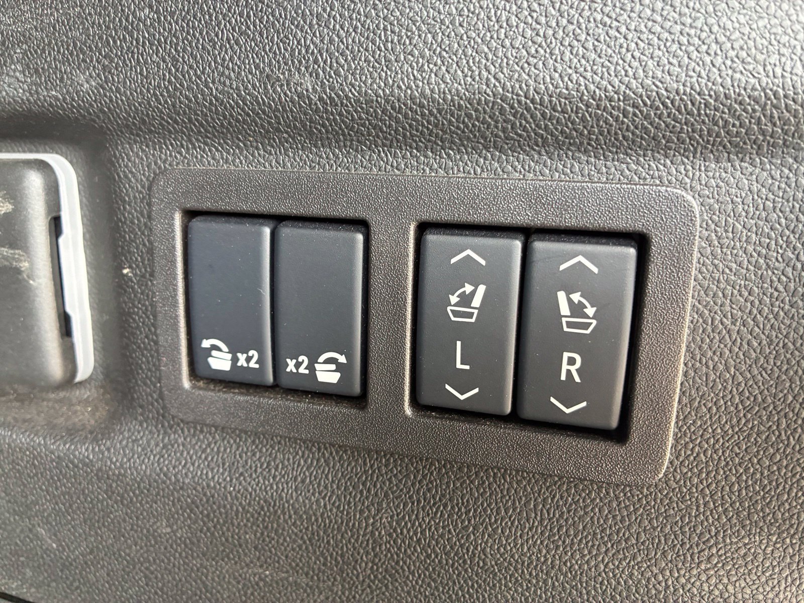 Used 2025 Chevrolet Suburban Premier AWD/4WD image 13