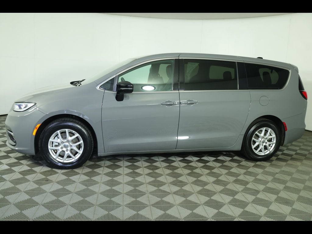 Used 2025 Chrysler Pacifica Select image 12