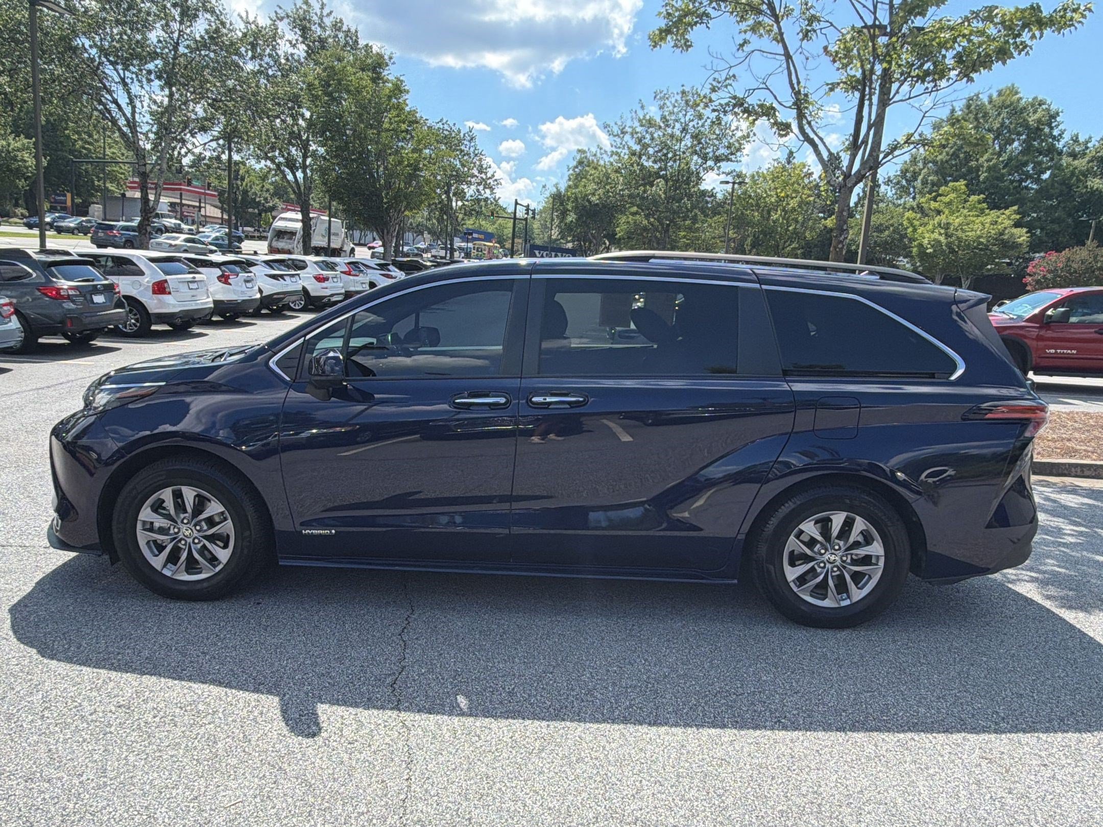 Used 2021 Toyota Sienna XLE FWD image 2
