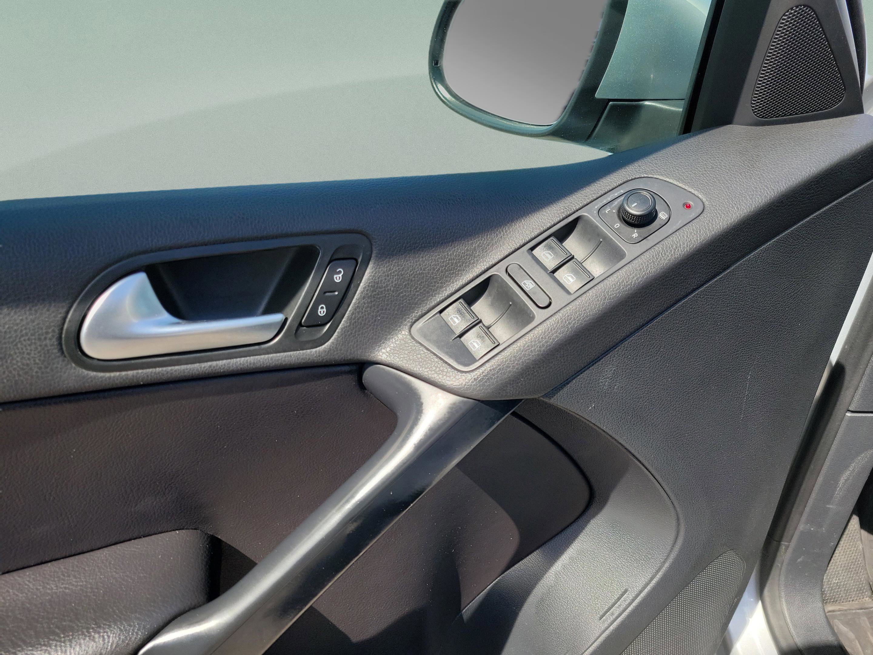 Used 2017 Volkswagen Tiguan S image 6
