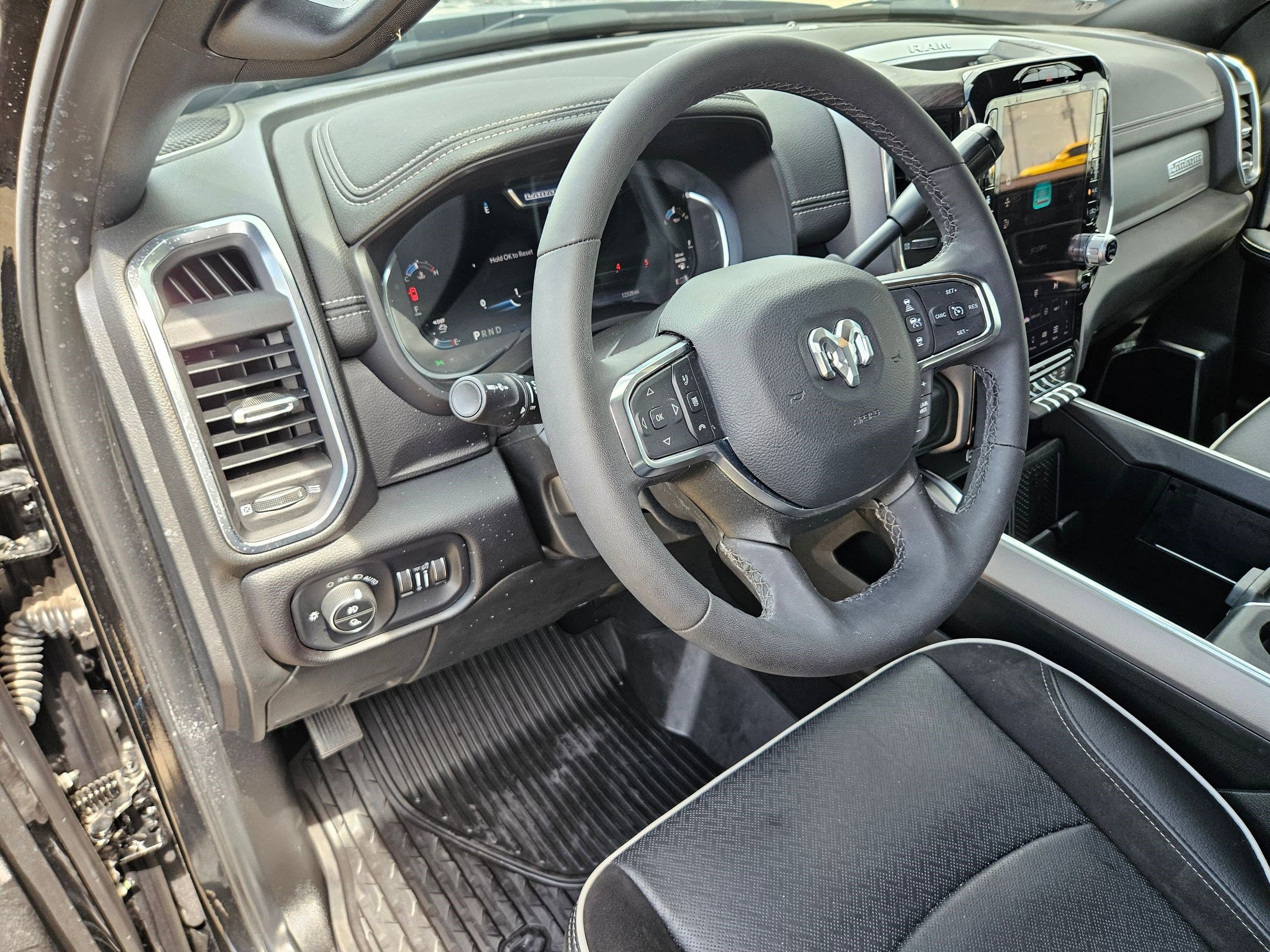 Used 2025 RAM 2500 Laramie AWD/4WD image 16
