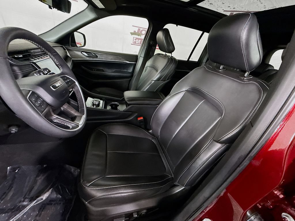 Used 2025 Jeep Grand Cherokee Limited w/ Luxury Tech Group II AWD/4WD image 27