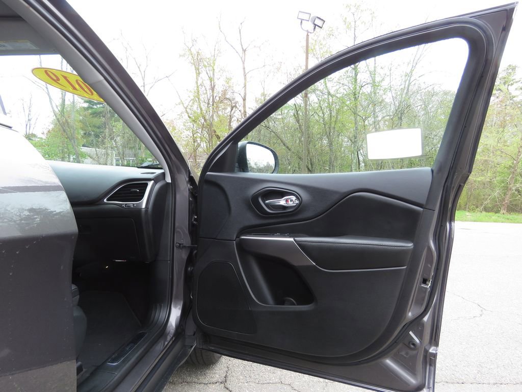 Used 2019 Jeep Cherokee Limited AWD/4WD image 12