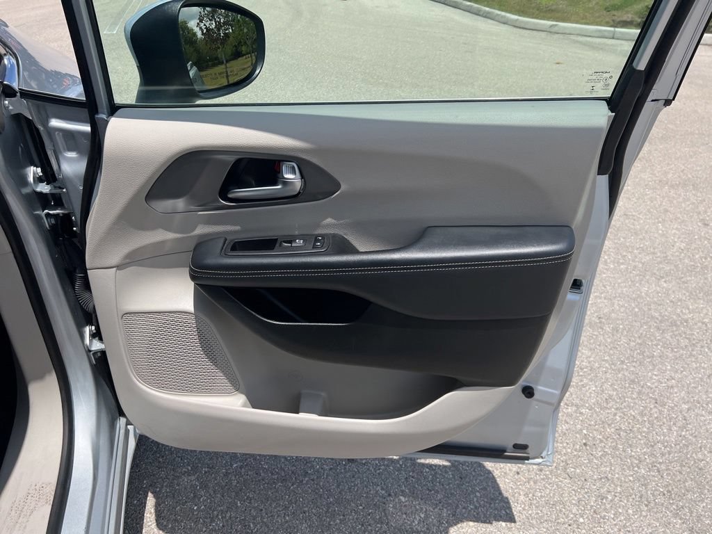 Used 2023 Chrysler Pacifica Touring-L FWD image 38