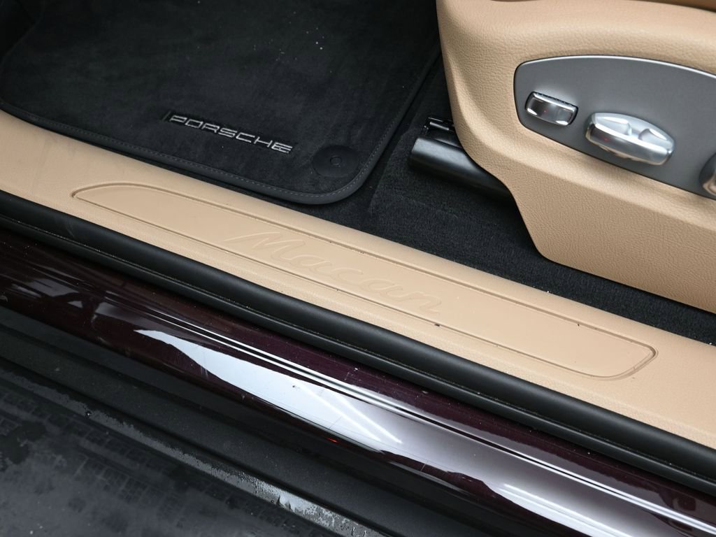 Certified 2025 Porsche Macan image 14