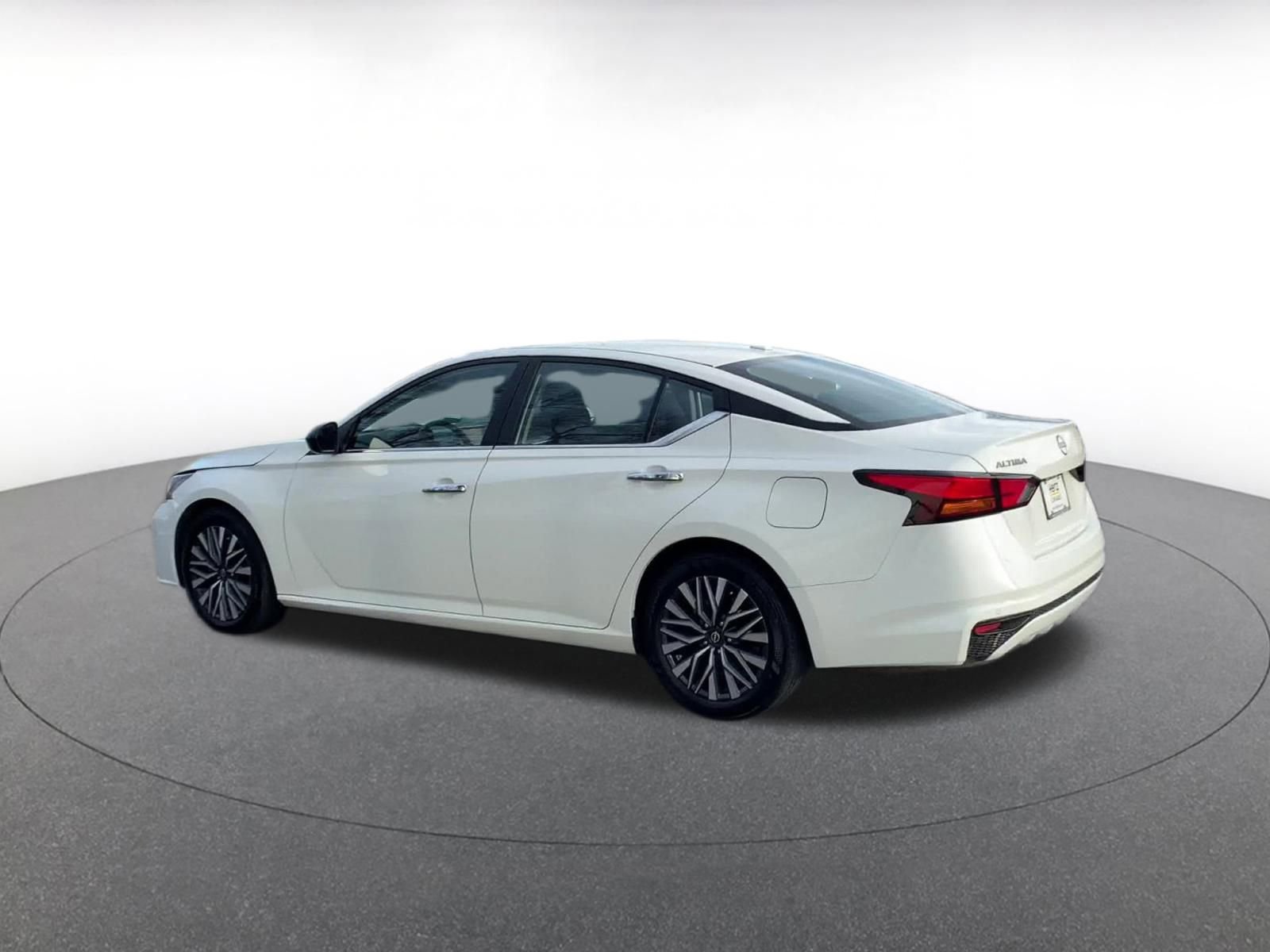 Used 2025 Nissan Altima 2.5 SV image 10