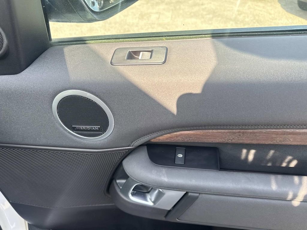 Used 2017 Land Rover Discovery HSE image 17