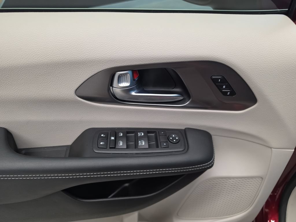 Used 2023 Chrysler Pacifica Touring-L FWD image 16