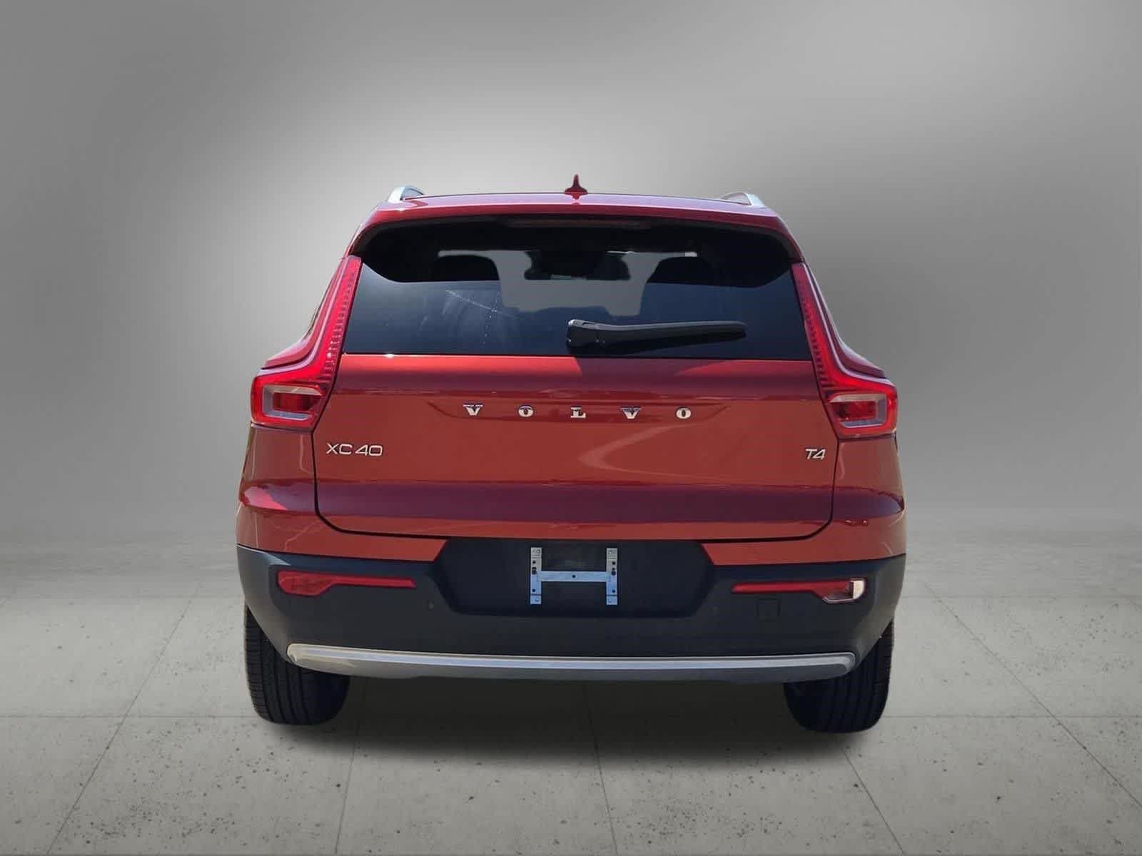 Used 2022 Volvo XC40 T4 Momentum FWD image 5