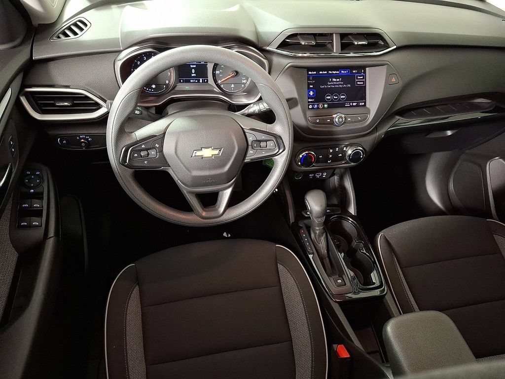 Used 2023 Chevrolet TrailBlazer LS FWD image 2