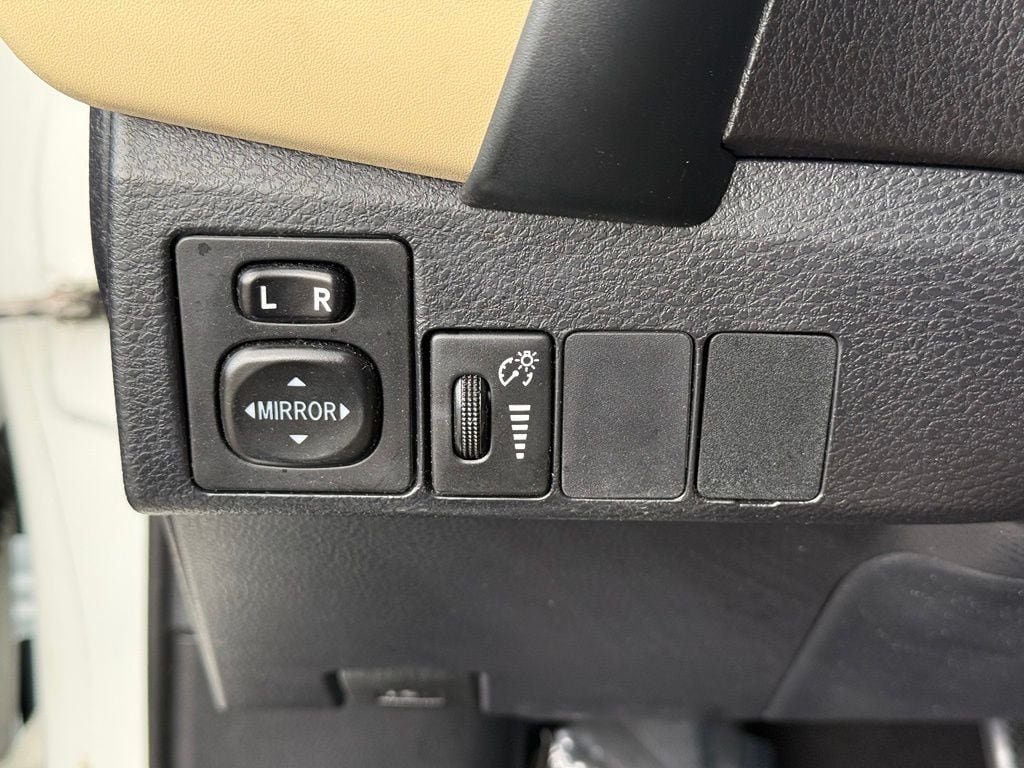 Used 2017 Toyota Corolla LE w/ Carpet Mat Package (TMS) FWD image 24