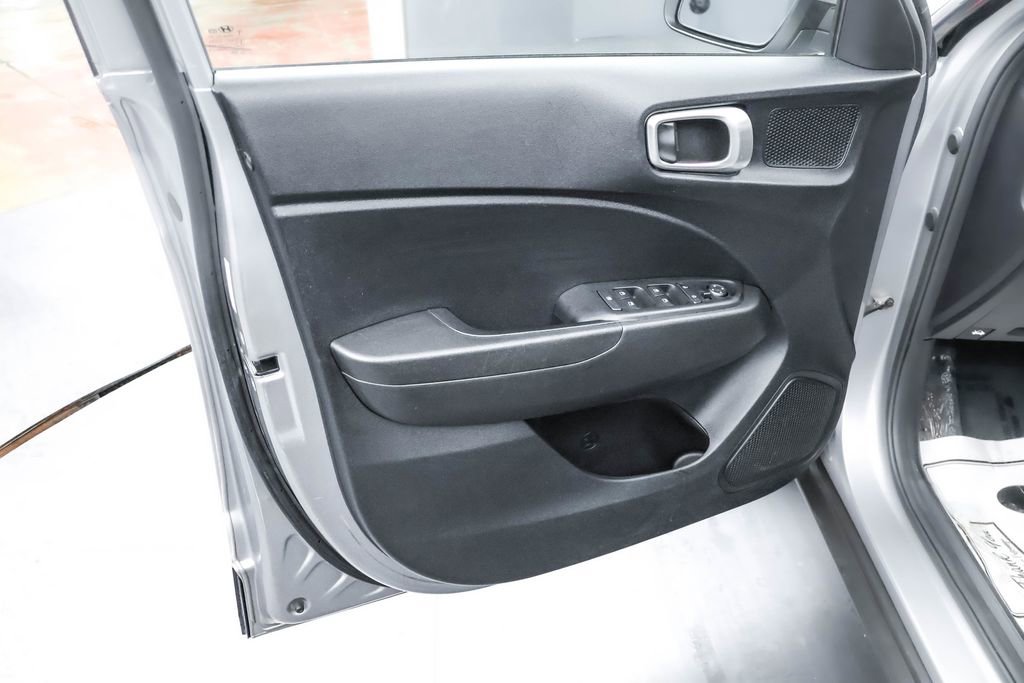 Used 2023 Hyundai Venue SE w/ Cargo Package image 16