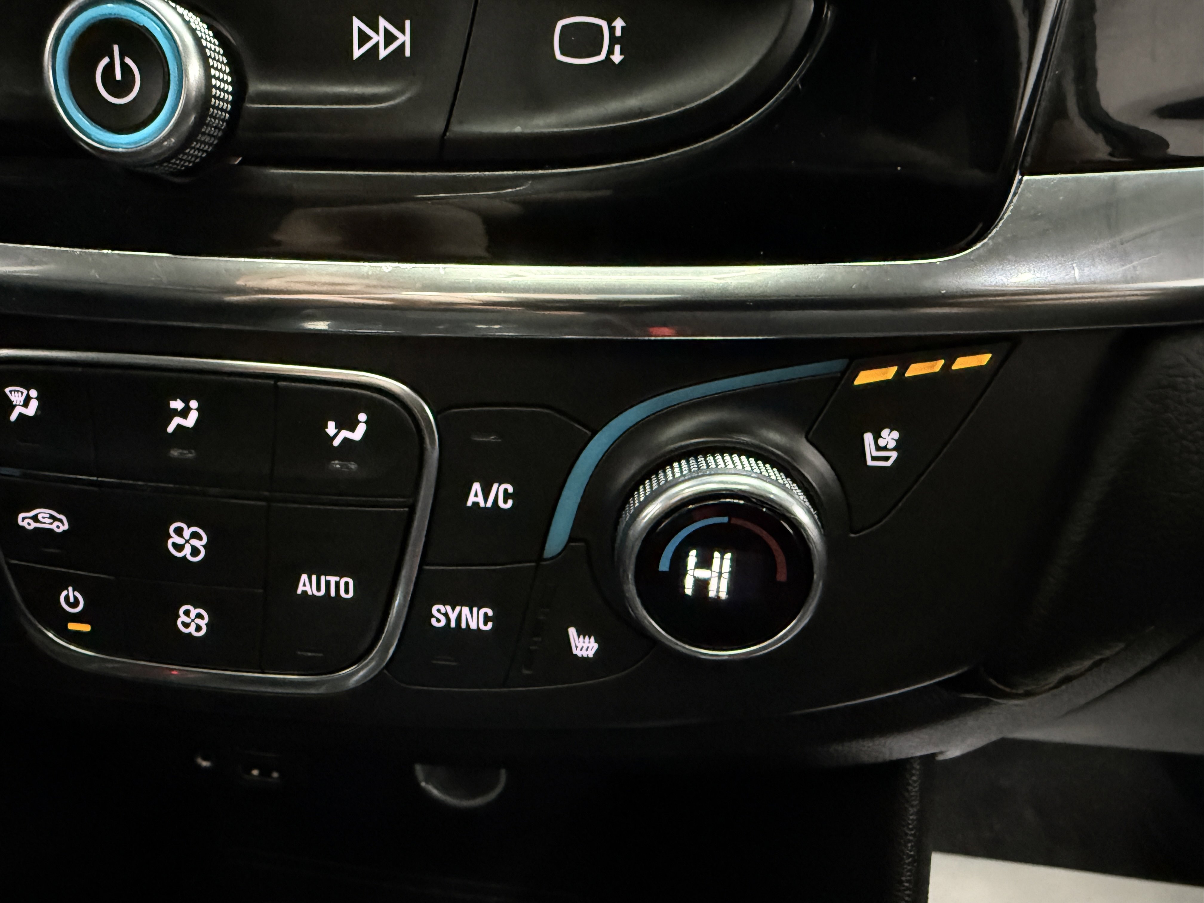 Used 2021 Chevrolet Traverse Premier w/ Redline Edition AWD/4WD image 19