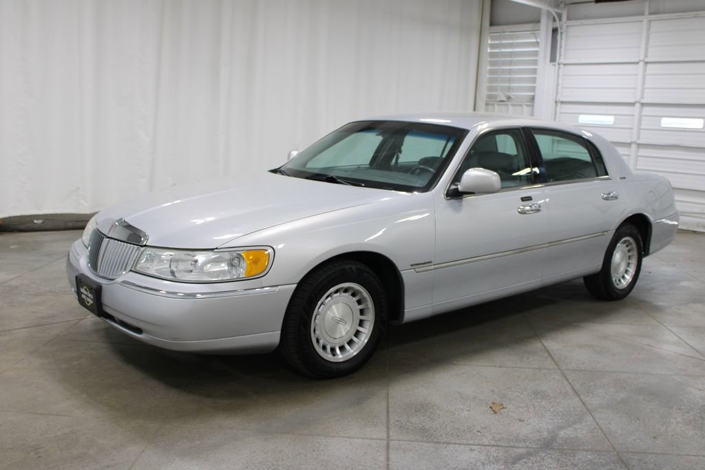 Used 2002 Lincoln Town Car Executive image 4