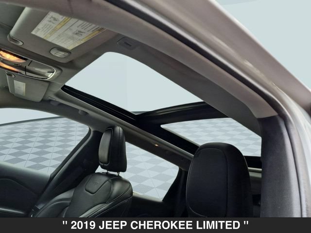 Used 2019 Jeep Cherokee Limited AWD/4WD image 27